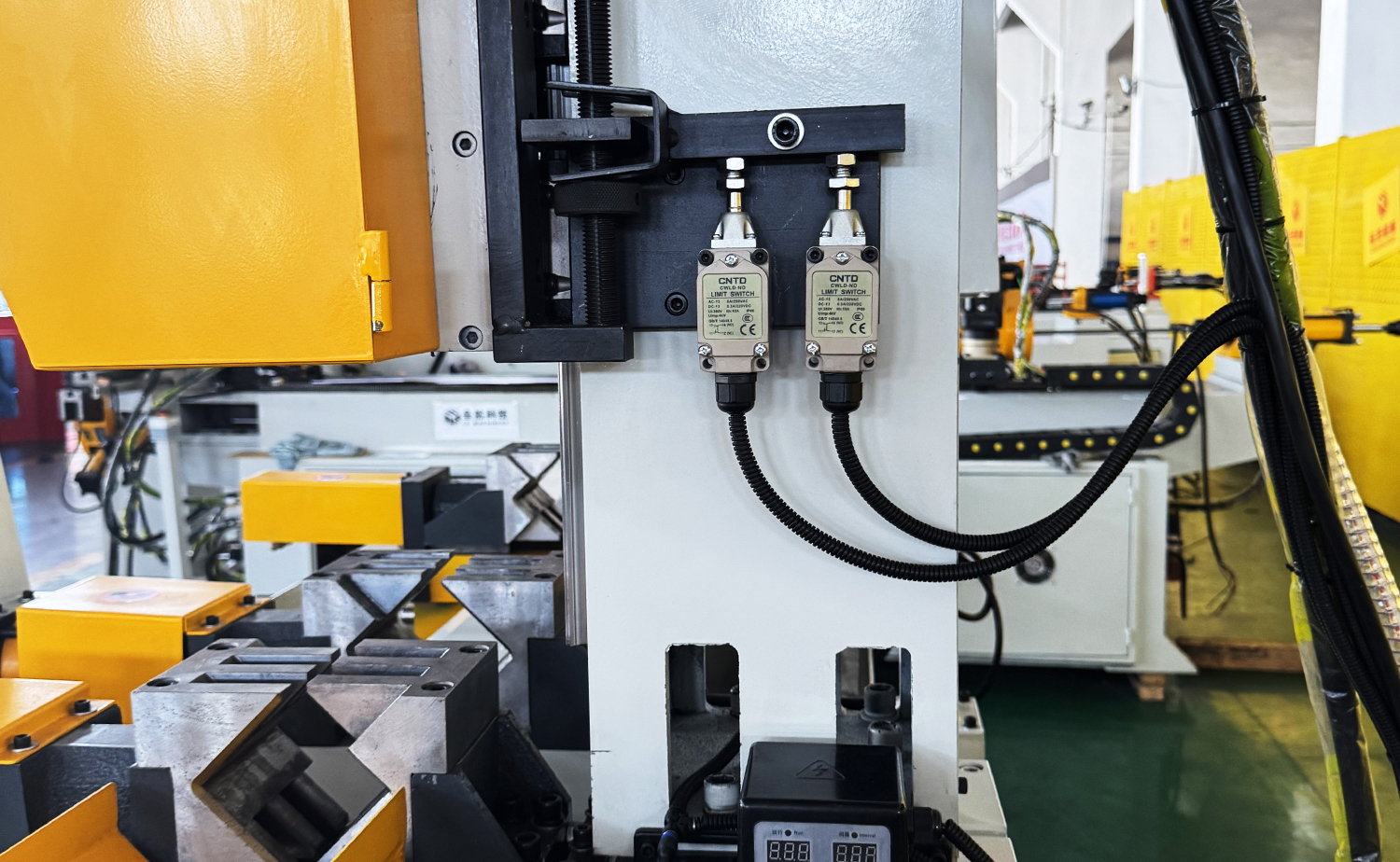 Tagliatrice di tubi con alimentazione servo completamente automatica serie CNC