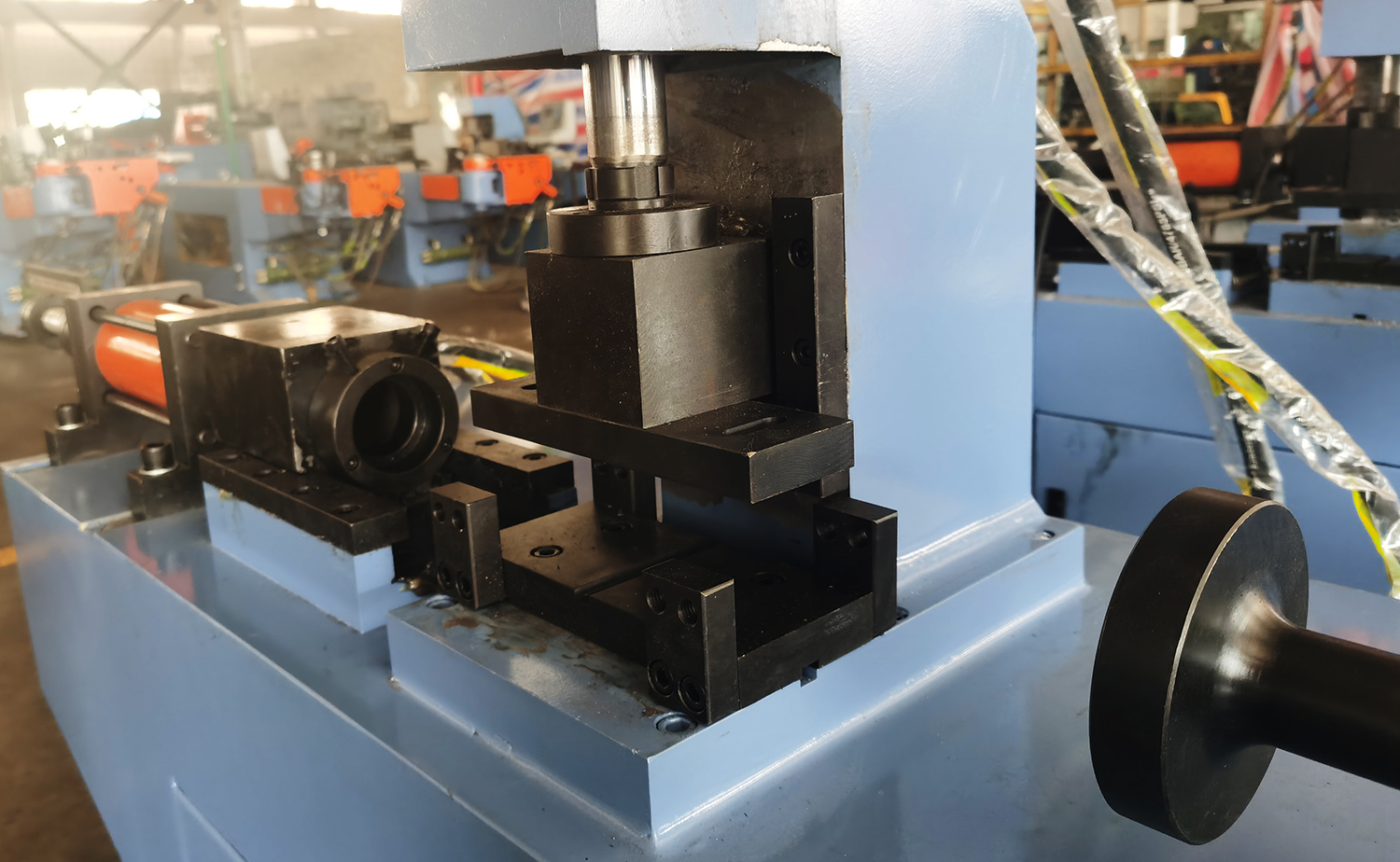 TM40 Macchina automatica per la formatura di estremità di tubi a testa singola ad alta efficienza TM40 Macchina automatica per la formatura di estremità di tubi a testa singola ad alta efficienza