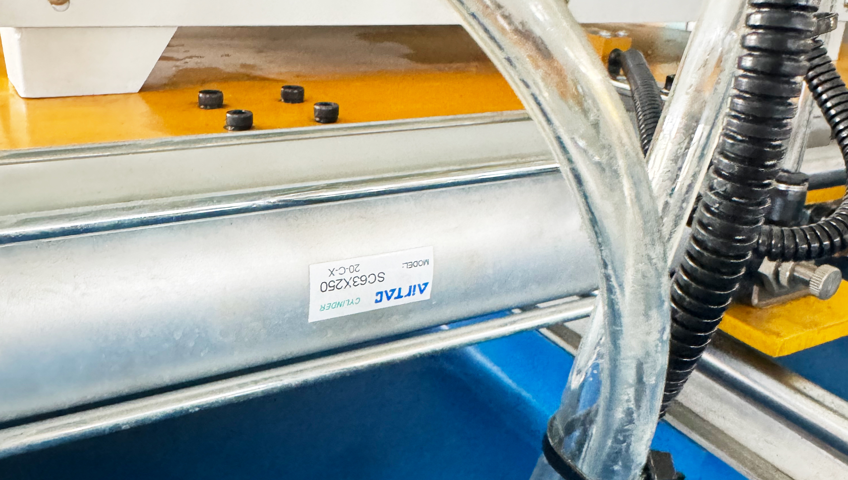 TM-S-40/60/80 Sigillatrice automatica per tubi ad alta efficienza TM-S-40/60/80 Sigillatrice automatica per tubi ad alta efficienza