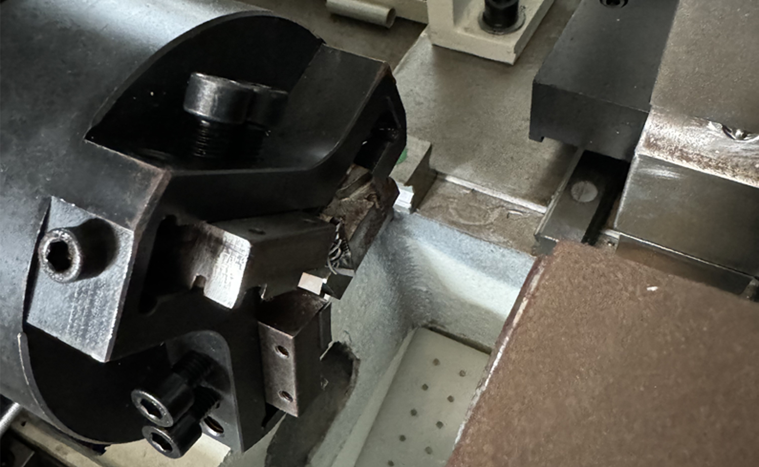 Smussatrice per tubi a doppia testa con servo velocità veloce serie DEF680CNC