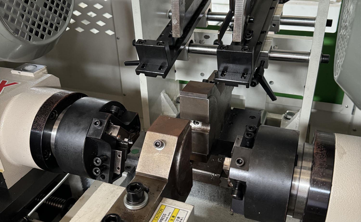 Smussatrice per tubi a doppia testa con servo velocità veloce serie DEF680CNC