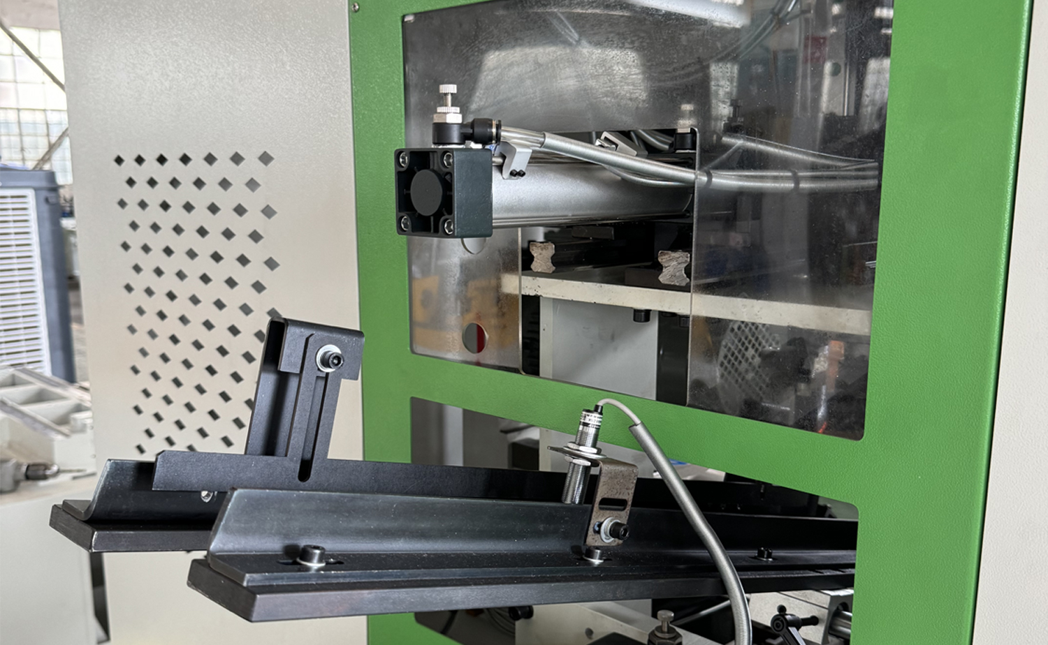 Smussatrice per tubi a doppia testa con servo velocità veloce serie DEF680CNC