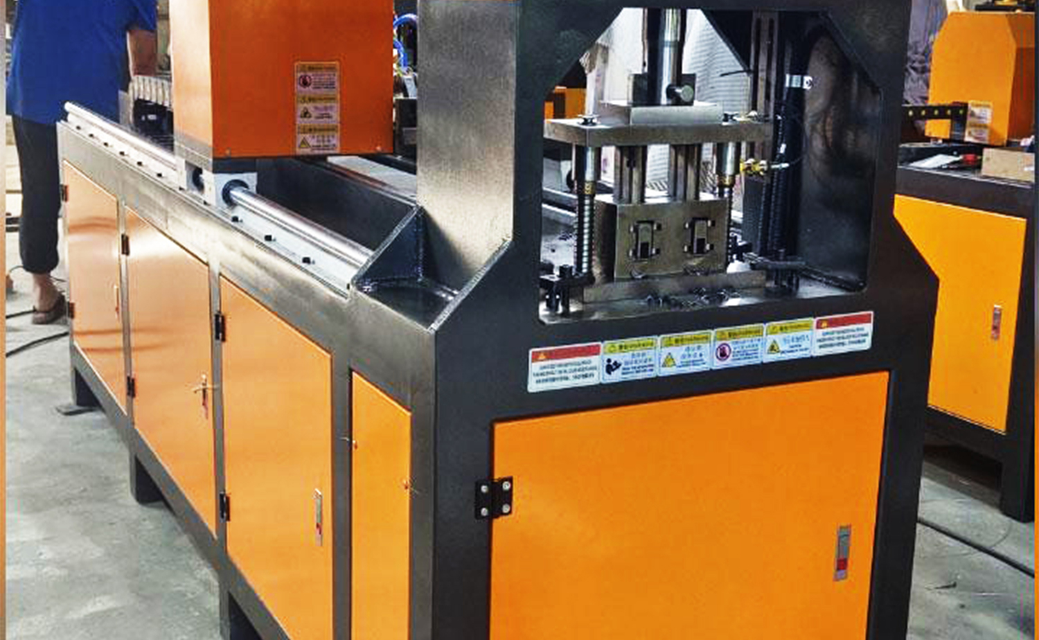 Punzonatrice idraulica automatica monocilindrica serie CNC