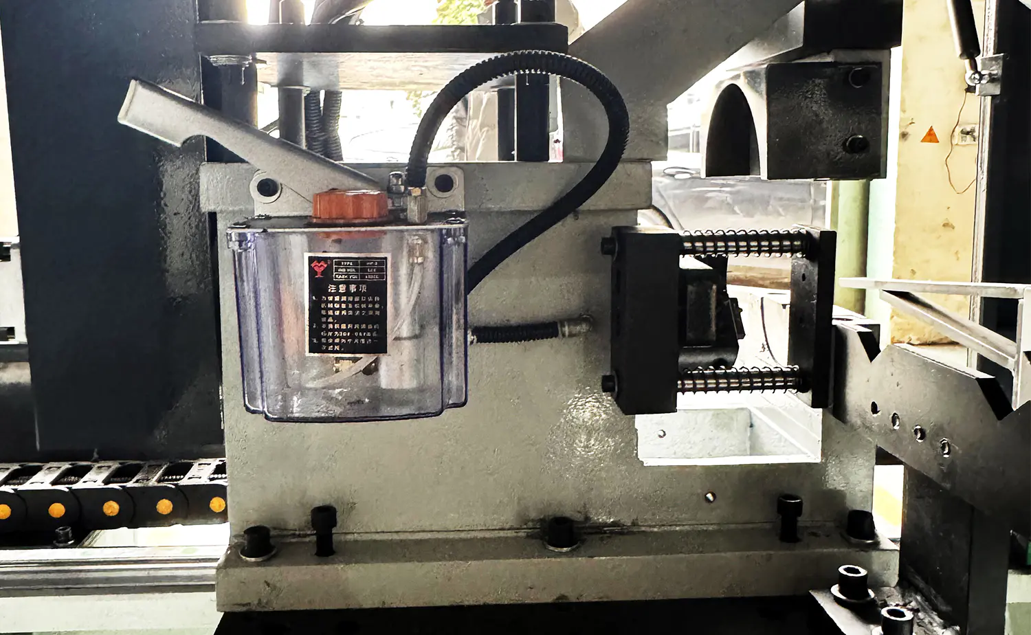 Smussatrice per tubi servo ad alta stabilità serie DEF80CNC