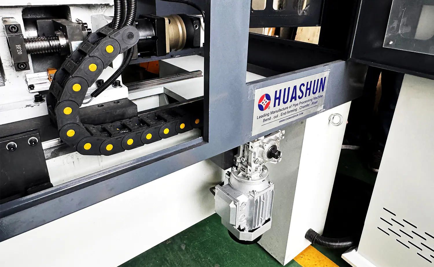 Smussatrice per tubi servo ad alta stabilità serie DEF80CNC
