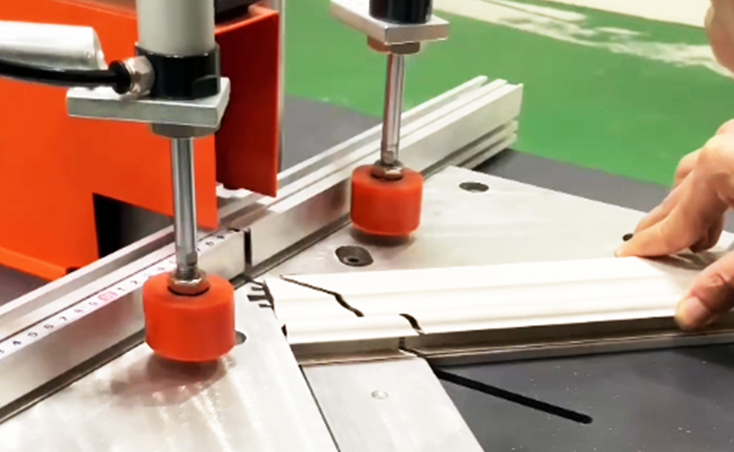 Tagliatrice semiautomatica per tubi in alluminio ES500 con funzione di taglio angolare