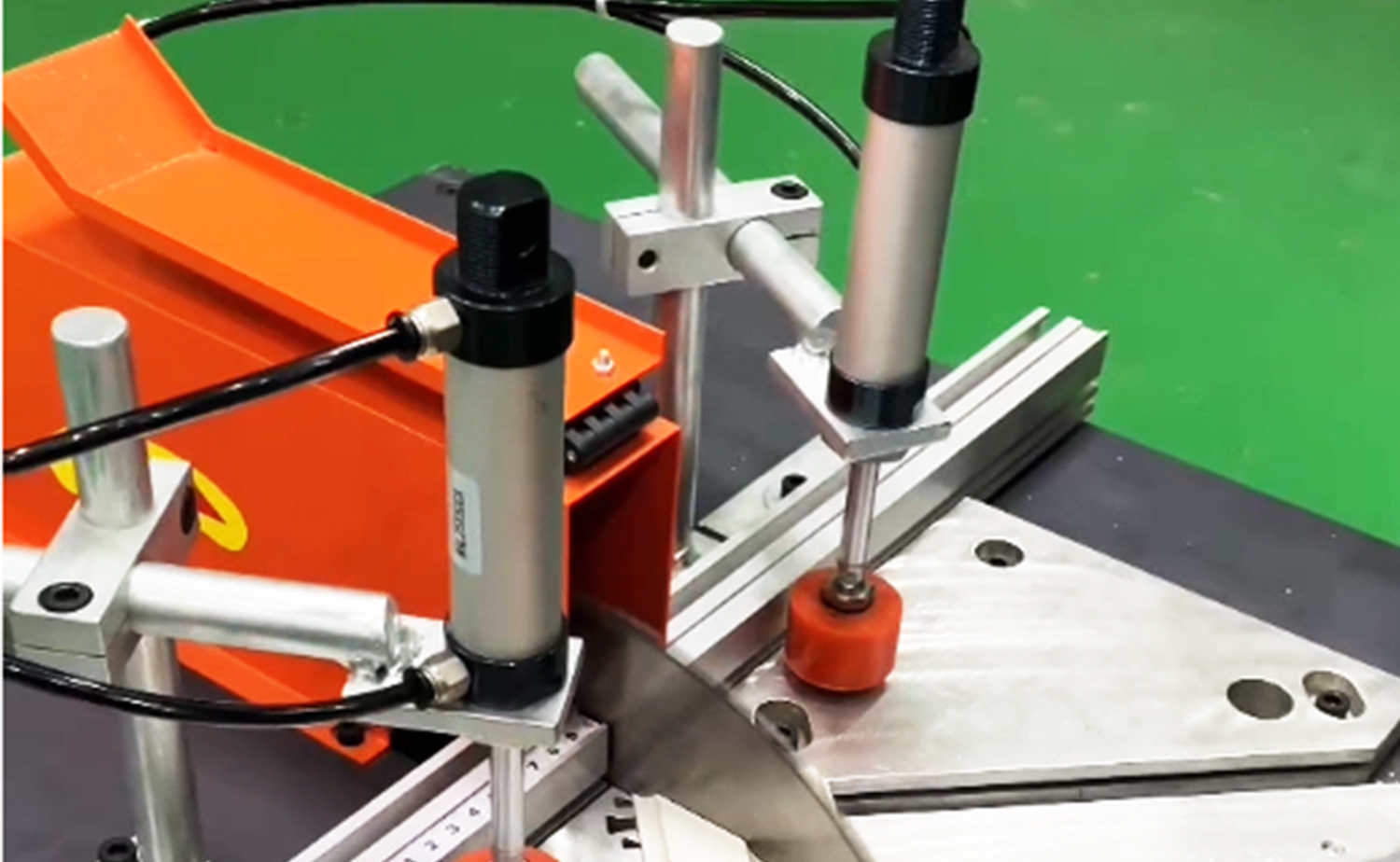Tagliatrice semiautomatica per tubi in alluminio ES500 con funzione di taglio angolare