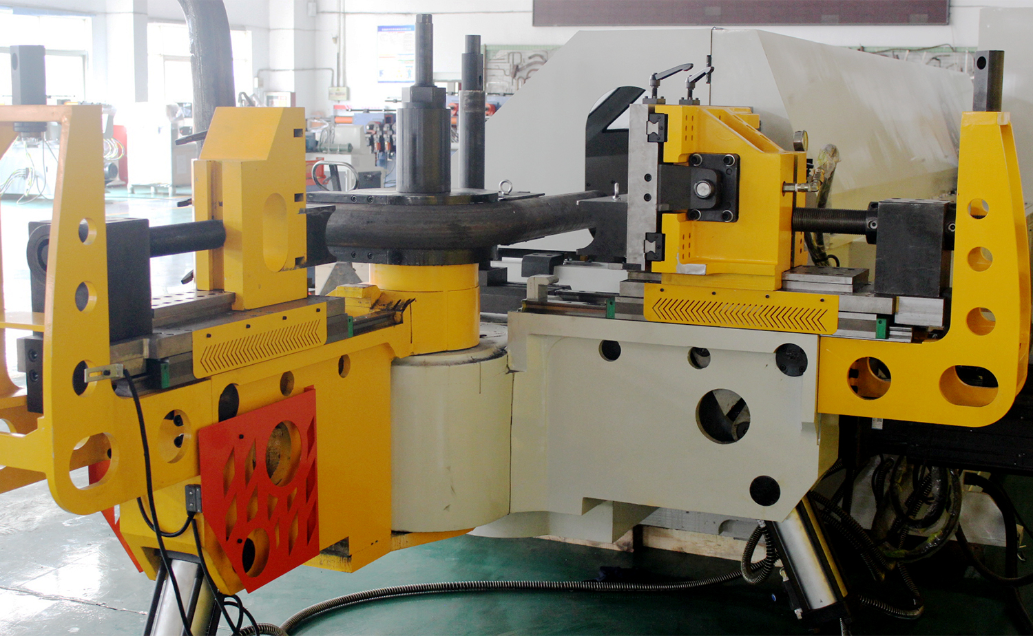 Macchina piegatubi multiraggio completamente automatica serie CNC M